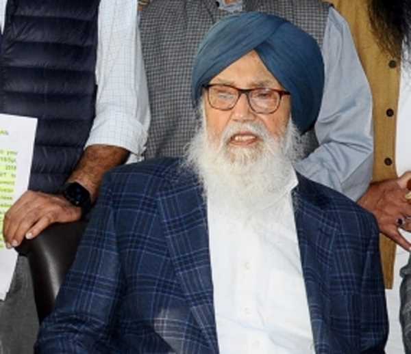 पंजाब : 94 वर्षीय बादल ने चुनाव के लिए नामांकन पत्र भरा